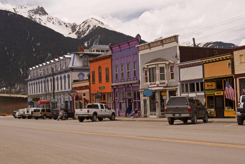 无人,商店,横图,室外,白天,正面,山,雪,雪山,大雪,标志建筑,道路,地标,建筑,路,汽车,美国,一堆,一排,阴影,堆叠,堆积,整齐,光线,英文,标志,广告牌,文字,影子,字符,字母,冰,积雪,山峰,雪景,云,云朵,冬季,冬天,建筑群,小路,交通,山峦,云彩,标识,建设,商铺,车,排列,蓝色,白云,蓝天,天空,阳光,交通工具,轿车,天,寒冷,晴朗,堆,英文字母,冰冷,北美,北美洲,队列,载具,美洲,科罗拉多州,科罗拉多,北亚美利加洲,亚美利加洲,严寒,冰凉,酷寒,凛冽,凛凛,极冷,百年州,市肆,商号,晴空,彩图,店铺