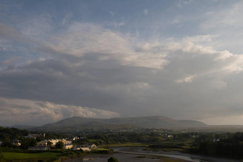 无人,家,横图,室外,白天,正面,旅游,度假,草地,草原,河流,石头,美景,日落,山,山脉,水,植物,阴影,曲折,弯曲,光线,石子,影子,房屋,屋子,河水,景观,旷野,山峰,水流,晚霞,霞光,云,云朵,落日,山峦,拥挤,云彩,娱乐,楼房,住宅,草,蓝色,绿色,白云,蓝天,天空,阳光,自然,黄昏,群山,天,享受,休闲,广阔,宽广,景色,彩霞,放松,蜿蜒,晴朗,宽阔,自然风光,原野,广大,夕照,石块,岩石,晴空,夕阳,彩图,房子,斜阳