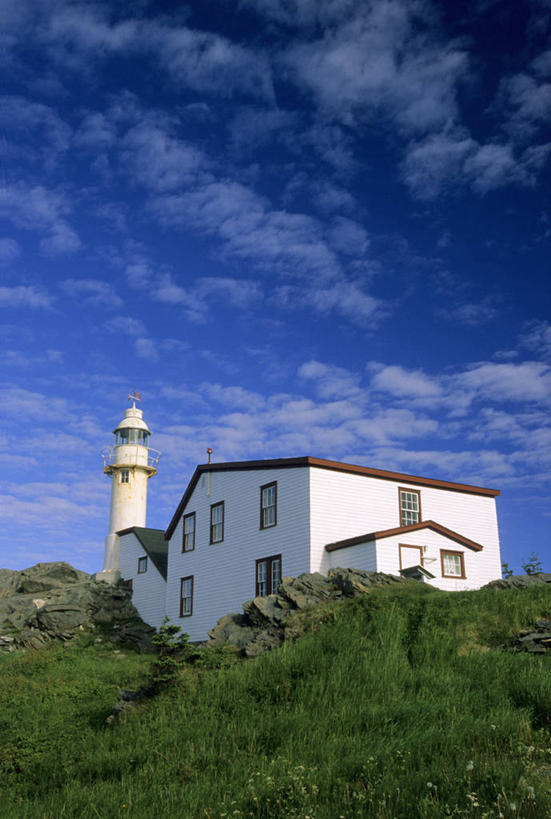 无人,公园,家,竖图,室外,白天,仰视,旅游,度假,草地,草坪,石头,美景,山,山脉,植物,道路,加拿大,阴影,光线,信息,石子,影子,房屋,屋子,景观,山峰,云,云朵,灯塔,交通,山峦,云彩,方向,娱乐,楼房,住宅,草,蓝色,绿色,白云,蓝天,天空,阳光,自然,群山,天,享受,休闲,景色,放松,晴朗,引导,指引,北美,北美洲,国家公园,自然风光,美洲,北亚美利加洲,亚美利加洲,航标,格罗斯莫讷国家公园,纽芬兰,纽芬兰省,石块,岩石,晴空,彩图,低角度拍摄,房子,导航