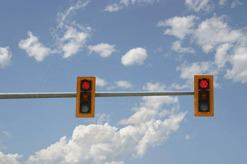 无人,横图,室外,白天,仰视,安全,阴影,光线,影子,云,云朵,红绿灯,信号灯,交通,警告,云彩,两个,蓝色,白云,蓝天,天空,阳光,天,警示,晴朗,禁止,提醒,提示,限制,流通,交通信号灯,行人信号灯,危险,晴空,彩图,低角度拍摄