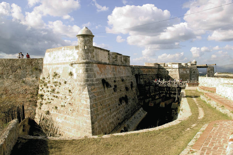 无人,横图,室外,白天,正面,旅游,度假,名胜古迹,山,山脉,植物,标志建筑,地标,建筑,古巴,阴影,枯萎,遗迹,光线,影子,堡垒,城堡,山峰,云,云朵,枯草,山峦,云彩,古迹,文物,娱乐,建设,古建筑,草,黄色,蓝色,白云,蓝天,天空,阳光,群山,天,享受,休闲,旅游胜地,放松,晴朗,北美,北美洲,要塞,美洲,古文明,北亚美利加洲,亚美利加洲,古巴共和国,设防,晴空,彩图