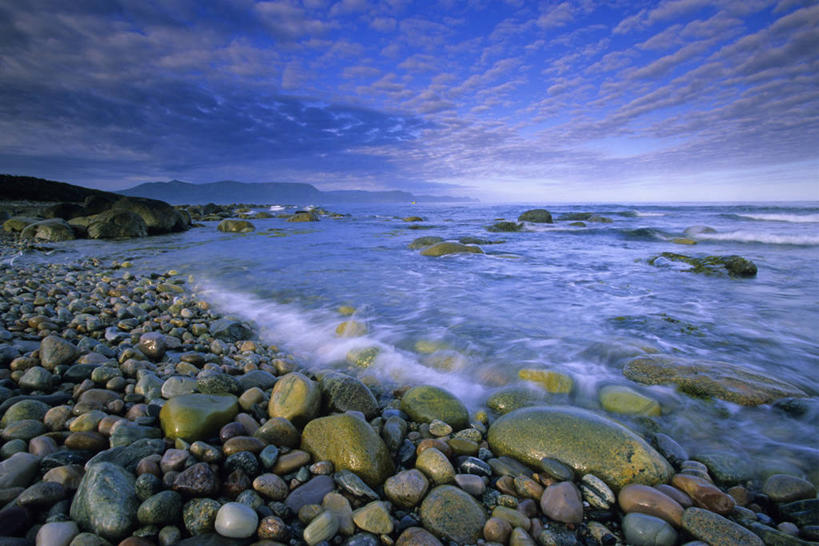 无人,横图,室外,白天,正面,旅游,度假,海浪,海洋,石头,美景,沙滩,加拿大,阴影,光线,沙子,石子,影子,海岸,景观,浪花,云,云朵,沙地,云彩,娱乐,蓝色,白云,蓝天,天空,阳光,自然,海水,天,享受,休闲,景色,放松,晴朗,北美,北美洲,自然风光,美洲,海景,北亚美利加洲,亚美利加洲,纽芬兰,纽芬兰省,大海,风浪,海,海水的波动,海滩,近岸浪,石块,岩石,涌浪,晴空,彩图