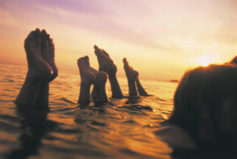 游泳,儿童,腿部,脚,脚趾,脚趾甲,腿,四个人,横图,室外,白天,侧面,旅游,度假,纯洁,海浪,海洋,石头,美景,日落,阴影,反光,光线,石子,影子,景观,浪花,晚霞,霞光,云,云朵,落日,云彩,娱乐,小孩,蓝色,白云,蓝天,天空,阳光,自然,海水,黄昏,天,四双,享受,休闲,景色,彩霞,放松,可爱,童年,童趣,自然风光,海景,童真,烂漫,无邪,泅水,夕照,拍浮,天真,男孩,男人,男性,女孩,女人,女性,脚指甲,大海,风浪,海,海水的波动,近岸浪,石块,岩石,涌浪,夕阳,半身,彩图,斜阳,男生,女生