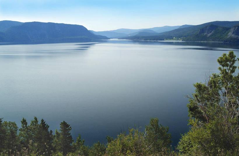 无人,公园,横图,室外,白天,正面,旅游,度假,石头,美景,山,山脉,植物,加拿大,阴影,光线,石子,影子,景观,山峰,水平线,悬崖,云,云朵,海平线,山峦,云彩,娱乐,蓝色,绿色,白云,蓝天,天空,阳光,自然,群山,天,享受,休闲,陡峭,景色,放松,生长,晴朗,成长,北美,北美洲,国家公园,自然风光,美洲,北亚美利加洲,亚美利加洲,绝壁,格罗斯莫讷国家公园,纽芬兰,笔陡,峻峭,石块,岩石,晴空,彩图,格罗摩恩国家公园,格罗莫讷国家公园,格罗斯莫恩国家公园,纽芬兰.拉布拉多,纽芬兰.拉布拉多省,纽芬兰岛