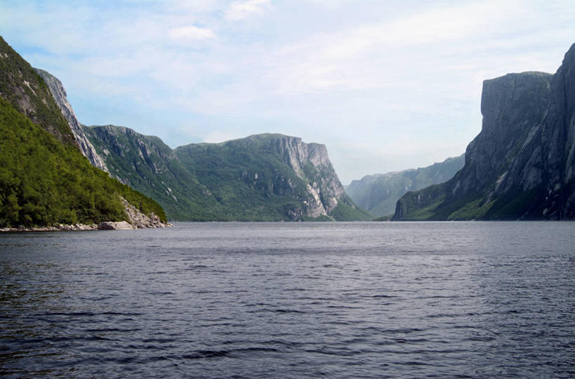 无人,公园,横图,室外,白天,正面,旅游,度假,石头,美景,山,山脉,植物,加拿大,阴影,光线,石子,影子,景观,山峰,水平线,悬崖,云,云朵,海平线,山峦,云彩,娱乐,蓝色,绿色,白云,蓝天,天空,阳光,自然,群山,天,享受,休闲,陡峭,景色,放松,生长,晴朗,成长,北美,北美洲,国家公园,自然风光,美洲,北亚美利加洲,亚美利加洲,绝壁,格罗斯莫讷国家公园,纽芬兰,笔陡,峻峭,石块,岩石,晴空,彩图,格罗摩恩国家公园,格罗莫讷国家公园,格罗斯莫恩国家公园,纽芬兰.拉布拉多,纽芬兰.拉布拉多省,纽芬兰岛