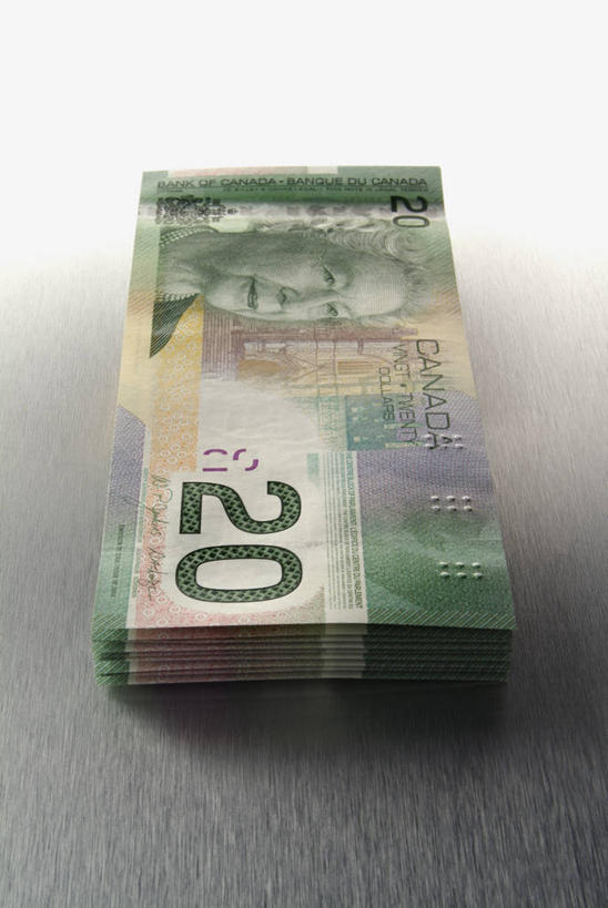 脸,头,脸颊,无人,竖图,俯视,室内,特写,白天,钱,静物,灰色背景,标志,钱币,数字,文字,字符,标识,钞票,金融,纸币,摄影,阿拉伯数字,影棚,经济,加拿大元,流通,纸钞,贸易,加拿大货币,货币,现金,头部,脸部,脸蛋,面部,彩图,高角度拍摄,影棚拍摄,拍摄