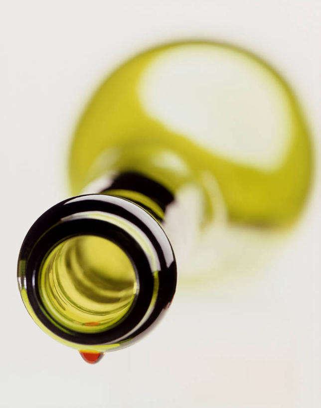 红酒,葡萄酒,无人,竖图,室内,特写,白天,白色背景,正面,朦胧,模糊,水滴,酒类,滴落,红酒瓶,玻璃制品,酒,酒瓶,饮料,一只,红色,玻璃瓶,瓶子,红葡萄酒,摄影,影棚,水点,彩图,影棚拍摄,拍摄