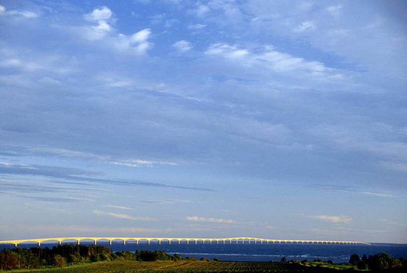 无人,横图,室外,白天,正面,旅游,度假,草地,草坪,美景,日落,植物,大桥,立交桥,桥梁,加拿大,阴影,光线,影子,景观,水平线,晚霞,霞光,云,云朵,落日,高架,斜拉桥,桥,辽阔,海平线,云彩,娱乐,草,树,树木,蓝色,绿色,白云,蓝天,天空,阳光,自然,黄昏,天,享受,休闲,广阔,景色,彩霞,放松,生长,晴朗,成长,一望无际,北美,北美洲,自然风光,美洲,北亚美利加洲,亚美利加洲,爱德华王子岛,新不伦瑞克,新不伦瑞克省,无边无际,一马平川,夕照,联邦大桥,晴空,夕阳,彩图,水天相接,水天一线,斜阳