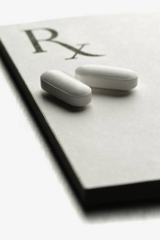 无人,竖图,俯视,黑白,室内,特写,白天,白色背景,安全,静物,一本,一排,阴影,整齐,光线,英文,标志,文字,药剂,药丸,影子,字符,字母,灯光,防护,记事本,标识,药片,排列,本子,笔记本,药品,治疗,摄影,影棚,英文字母,保护,药物,医疗,队列,保险,预防,两粒,平安,高角度拍摄,影棚拍摄,拍摄