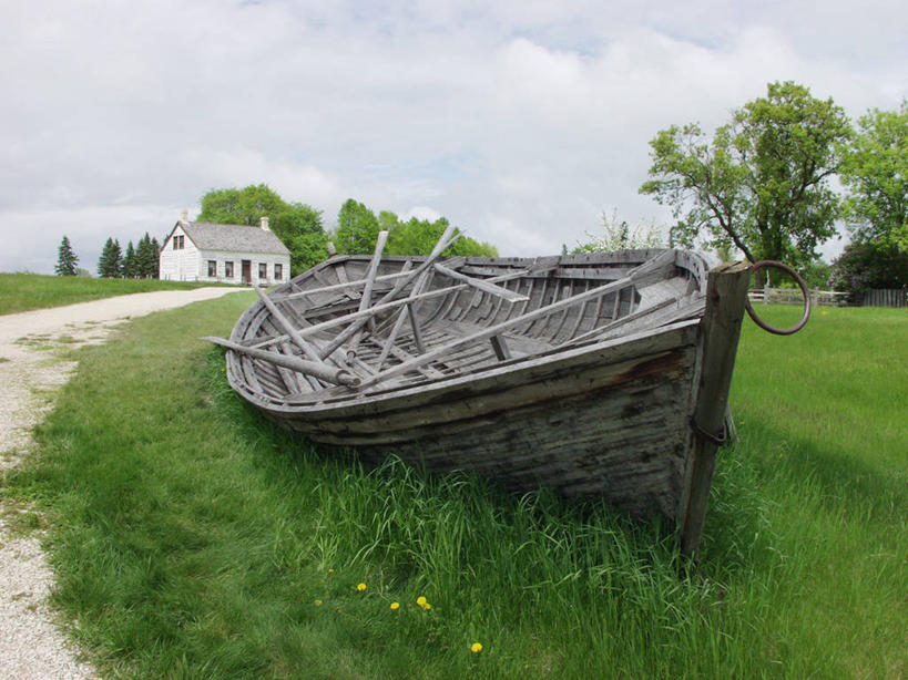 无人,家,横图,室外,白天,正面,旅游,度假,草地,草坪,美景,植物,船,加拿大,阴影,破旧,陈旧,光线,影子,房屋,屋子,景观,云,云朵,木船,云彩,破坏,娱乐,楼房,破损,住宅,草,树,树木,蓝色,绿色,白云,蓝天,天空,阳光,自然,交通工具,天,享受,休闲,景色,放松,生长,晴朗,成长,损坏,北美,舟,北美洲,荒废,自然风光,载具,美洲,北亚美利加洲,亚美利加洲,马尼托巴,马尼托巴省,曼尼托巴省,荒疏,旷废,旷费,疏弃,芜秽,荒芜,晴空,彩图,房子,曼省,缅尼托巴省,缅省
