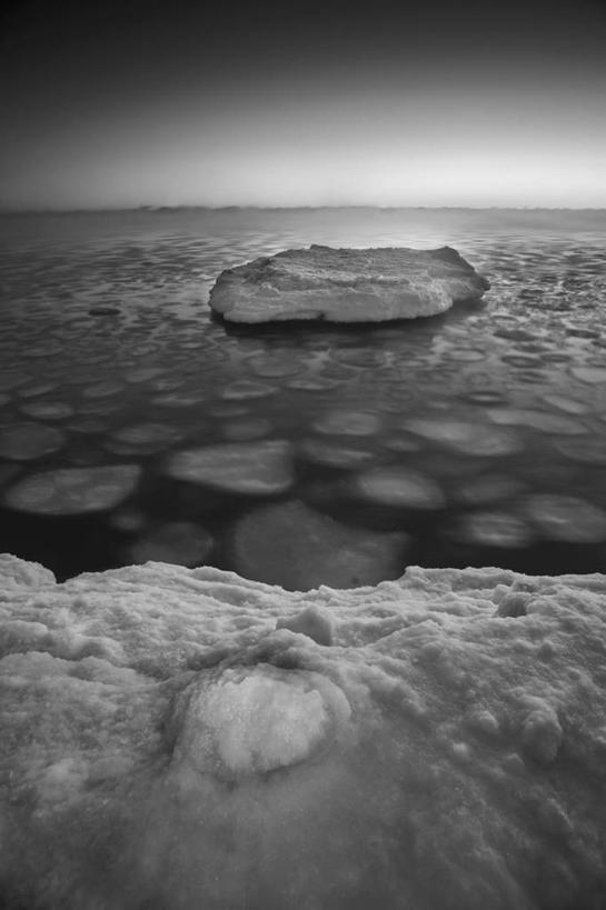 无人,竖图,黑白,室外,白天,正面,旅游,度假,湖,湖泊,美景,水,雪,大雪,美国,阴影,波纹,光线,影子,冰,湖面,积雪,景观,水流,水面,雪景,冬季,冬天,涟漪,娱乐,倒影,水纹,阳光,自然,波浪,浮冰,湖水,享受,休闲,景色,放松,寒冷,冰冷,倒映,北美,北美洲,自然风光,美洲,伊利诺斯州,威斯康辛州,密歇根湖,伊利诺伊,伊利诺伊州,伊利诺州,水晕,林肯之地,北亚美利加洲,亚美利加洲,严寒,冰凉,酷寒,凛冽,凛凛,极冷,流冰,浮冰块,印第安纳,印第安纳州,保守之州,苦干之州,密歇根,密歇根州,貂熊州,狼獾之州,狼獾州,威斯康星,威斯康星州,威斯康辛,权皮之州,獾穴之州,美洲獾之州,獾州,奶制品之州,反照,北美洲五大湖,五大湖