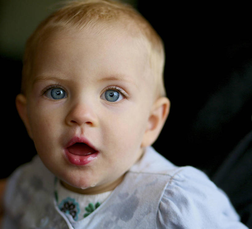 西方人,婴儿,儿童,脸,头,眼睛,脸颊,眉毛,睫毛,头发,一个人,横图,室内,特写,白天,正面,婴儿服装,纯洁,欧洲,欧洲人,瞳孔,仅一个人,阴影,光线,影子,灯光,小孩,张嘴,金色,可爱,眼部,活泼,宝宝,口水,张大嘴巴,纯真,烂漫,无邪,伶俐,天真,白种人,孩子,头部,睫,脸部,脸蛋,眉,面部,眼,眼睫毛,眼眉,张开嘴,半身,彩图,婴儿服,眼眉毛