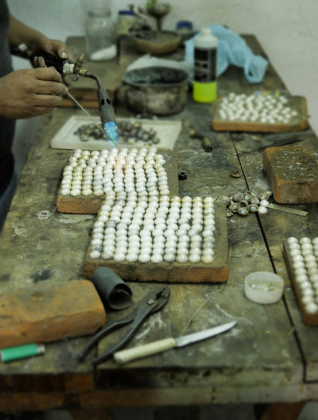 西方人,手,一个人,站,竖图,俯视,室内,特写,白天,桌面,桌子,金属制品,欧洲,欧洲人,双手,仅一个男性,仅一个人,连接,制作,组合,朦胧,模糊,弯曲,金属,木制,工具,钳子,注视,加工,仅一个年轻男性,木制品,观察,看,站着,手部,观看,老虎钳,链接,固定,五金,察看,紧固,关注,拼接,剪断,拼凑,扭转,拼合,凑集,聚合,撮合,链结,牢固,夹持,对象,男人,男性,年轻男性,白种人,站立,半身,彩图,高角度拍摄