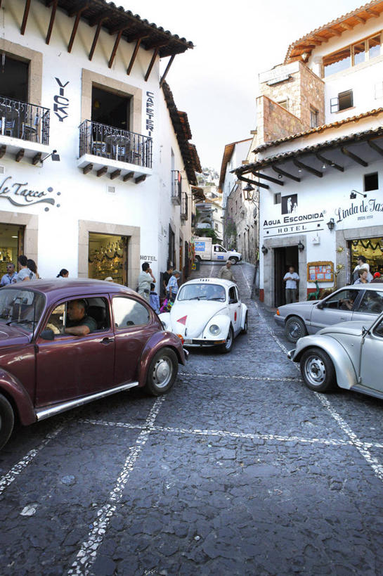 西方人,四个人,家,走,竖图,室外,白天,侧面,道路,路,公路,汽车,墨西哥,欧洲,欧洲人,三辆,阴影,光线,影子,房屋,屋子,交通,楼房,住宅,车,蓝色,蓝天,天空,阳光,交通工具,轿车,天,北美,北美洲,载具,美洲,北亚美利加洲,亚美利加洲,墨西哥合众国,仙人掌王国,格雷罗,格雷罗州,塔克斯科,男人,男性,中年男性,白种人,马路,步行,散步,走路,彩图,全身,房子