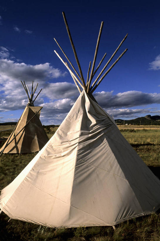 无人,公园,家,竖图,室外,白天,正面,旅游,度假,草地,草原,草坪,石头,美景,山,山脉,植物,美国,阴影,枯萎,光线,石子,影子,帐篷,房屋,屋子,荒野,景观,旷野,山峰,云,云朵,热带,山峦,云彩,文化,娱乐,传统,住宅,草,蓝色,白云,蓝天,天空,阳光,自然,群山,天,享受,休闲,广阔,宽广,景色,放松,晴朗,死亡,北美,北美洲,国家公园,宽阔,自然风光,原野,美洲,荒原,南达科他州,拉什莫尔山,拉什莫尔山国家纪念公园,北亚美利加洲,亚美利加洲,南达科他,草狼之州,晴朗之州,广大,印第安人帐篷,印第安帐篷,美国总统山,罗斯摩尔山国家纪念公园,美国总统公园,美利坚合众国总统纪念公园,枯败,石块,岩石,晴空,彩图,房子,小屋,彭宁顿县,若虚莫山,总统雕像山