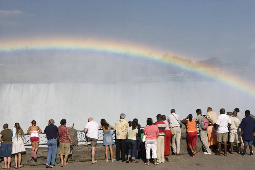 西方人,栏杆,站,横图,彩色,室外,白天,旅游,度假,彩虹,石头,美景,瀑布,山,山脉,水,欧洲,加拿大,欧洲人,游客,阴影,飞溅,服装,观赏,溅,光线,石子,液体,影子,景观,山峰,水滴,云,云朵,围栏,山峦,许多人,云彩,注视,休闲装,娱乐,护栏,旅客,水珠,背面,衣服,蓝色,白云,蓝天,天空,阳光,自然,群山,天,观察,看,站着,一群人,享受,休闲,休闲服,景色,放松,浏览,服饰,晴朗,观看,察看,北美,北美洲,关注,喷洒,欣赏,自然风光,美洲,大瀑布,北亚美利加洲,亚美利加洲,一道,尼加拉瀑布,安大略省,安省,马蹄瀑布,尼亚加拉大瀑布,尼亚加拉河,尼亚加拉瀑布,男人,男性,年轻男性,年轻女性,女人,女性,白种人,跌水,石块,岩石,虹,虹桥,七彩虹,晴空,天虹,站立,半身,彩图,金马蹄地区,雷神之水,尼加伙,尼亚加拉半岛,尼亚加拉瀑布城,尼亚加拉区,加拿大瀑布