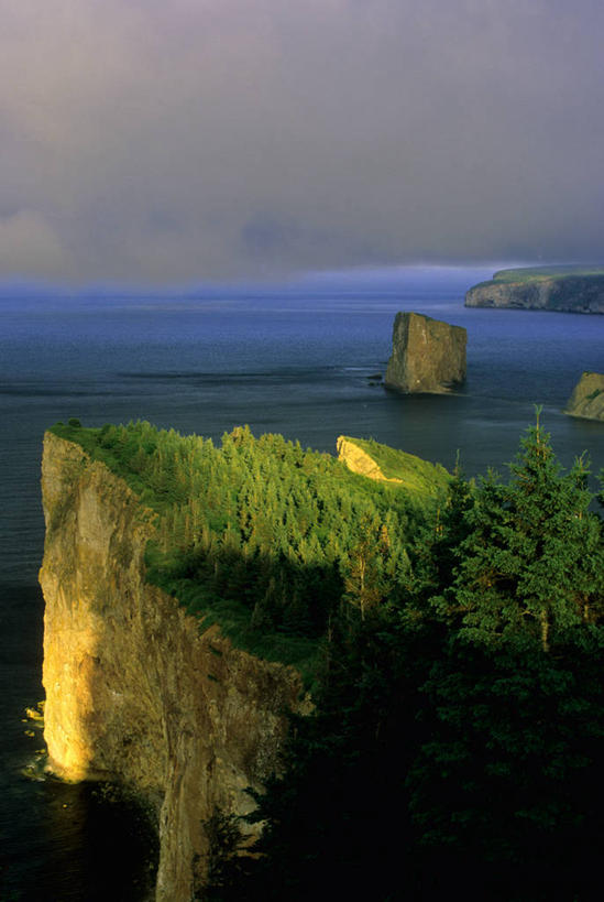 无人,竖图,室外,白天,正面,旅游,度假,草地,草坪,岛屿,河流,石头,美景,山,山脉,水,植物,加拿大,一排,阴影,波纹,整齐,光线,石子,影子,岛,河水,景观,山峰,水流,水平线,辽阔,海平线,山峦,娱乐,草,树,树木,排列,蓝色,绿色,蓝天,水纹,天空,阳光,自然,波浪,群山,天,享受,休闲,广阔,景色,放松,生长,成长,一望无际,北美,北美洲,队列,自然风光,美洲,北亚美利加洲,亚美利加洲,加斯佩半岛,魁北克省,无边无际,一马平川,列岛,群岛,石块,岩石,诸岛,彩图,古壁省,魁省,水天相接,水天一线