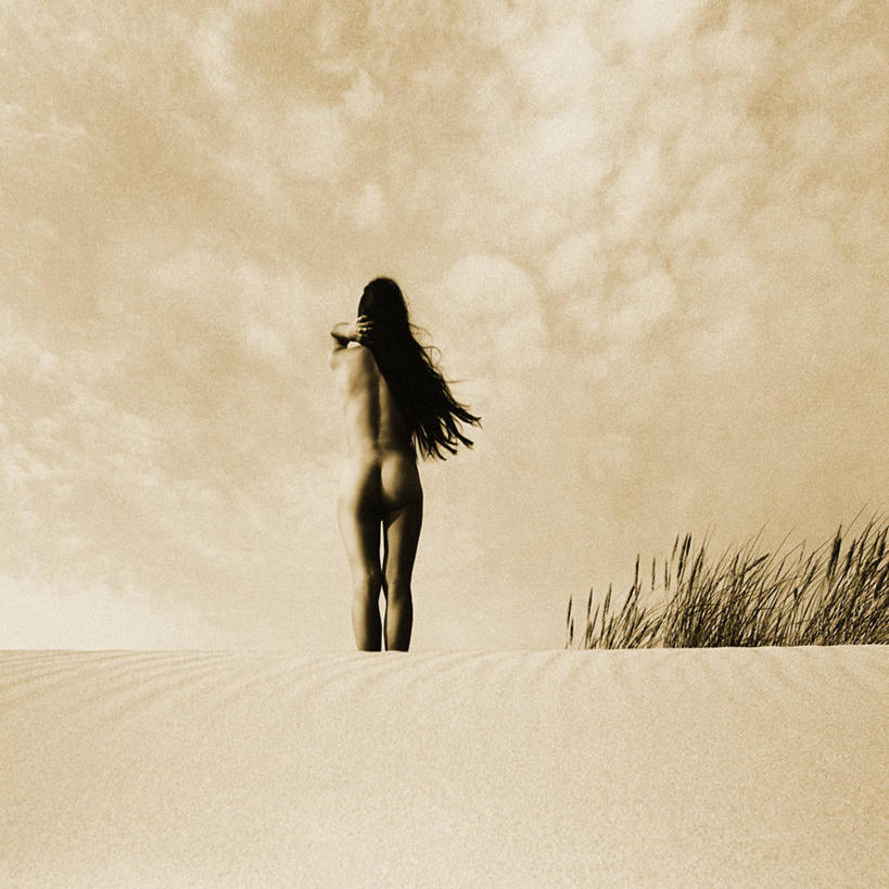 西方人,一个人,站,方图,室外,白天,荒凉,日落,沙漠,植物,欧洲,欧洲人,仅一个年轻女性,仅一个女性,仅一个人,阴影,光线,影子,晚霞,霞光,云,云朵,落日,云彩,注视,裸露,背面,蓝色,绿色,白云,蓝天,天空,阳光,自然,黄昏,天,观察,看,站着,彩霞,生长,晴朗,成长,观看,炎热,察看,干旱,关注,裸,酷热,燥热,夕照,年轻女性,女人,女性,白种人,大漠,荒地,荒芜,砂漠,晴空,夕阳,站立,彩图,全身,斜阳