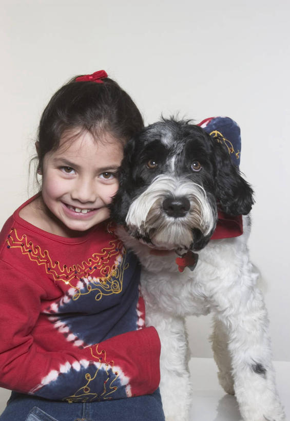 西方人,儿童,一个人,坐,抱,笑,微笑,露齿笑,竖图,室内,白天,白色背景,正面,纯洁,宠物,狗,欧洲,欧洲人,仅一个女性,仅一个人,阴影,服装,光线,影子,灯光,猎犬,注视,休闲装,一只,小孩,衣服,动物,观察,看,仅一个小孩,休闲,休闲服,可爱,童年,童趣,摄影,服饰,影棚,抱着,观看,察看,搂着,关注,童真,烂漫,无邪,忠诚,葡萄牙水犬,天真,女孩,女人,女性,白种人,孩子,犬,搂,搂抱,坐着,半身,彩图,影棚拍摄,拍摄,单猎犬,女生