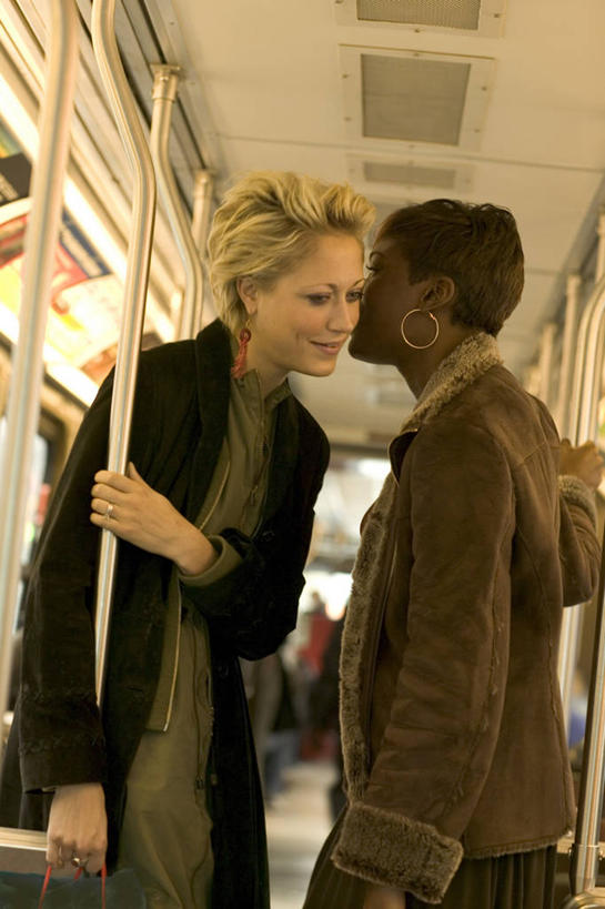 西方人,两个人,伙伴,朋友,站,笑,说,微笑,竖图,室内,白天,侧面,讨论,友谊,公共汽车,欧洲,非洲,黑人,欧洲人,握,阴影,服装,光线,扶手,影子,灯光,巴士,公交车,拿,拿着,休闲装,车,衣服,把手,耳环,交通工具,站着,休闲,休闲服,握着,服饰,载具,耳饰,公交车拉手,交流,友情,女人,女性,中年女性,白种人,非洲人,沟通,讲话,交谈,拉手,商讨,说话,谈话,站立,半身,彩图