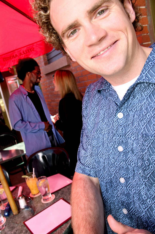 果汁,西方人,头发,三个人,伙伴,朋友,站,笑,微笑,露齿笑,竖图,室外,白天,侧面,友谊,餐桌,桌子,欧洲,非洲,黑人,欧洲人,阴影,服装,光线,伞,影子,雨伞,遮阳伞,墙,饮品,休闲装,阳伞,砖墙,相视,墙壁,墙面,饮料,衣服,红色,阳光,站着,休闲,面对面,休闲服,金色,服饰,餐台,对视,可口,相对,相看,适口,友情,男人,男性,年轻男性,年轻女性,女人,女性,白种人,非洲人,站立,半身,彩图