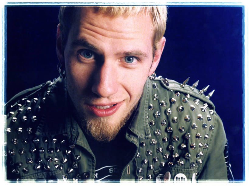 西方人,脸,头,脸颊,胡须,头发,一个人,笑,微笑,露齿笑,横图,室内,特写,白天,正面,欧洲,欧洲人,仅一个男性,仅一个人,阴影,服装,光线,影子,灯光,休闲装,仅一个年轻男性,衣服,绿色,休闲,休闲服,金色,个性,创意,服饰,铆钉,创新,新意,男人,男性,年轻男性,白种人,山羊胡,头部,胡子,脸部,脸蛋,面部,半身,彩图