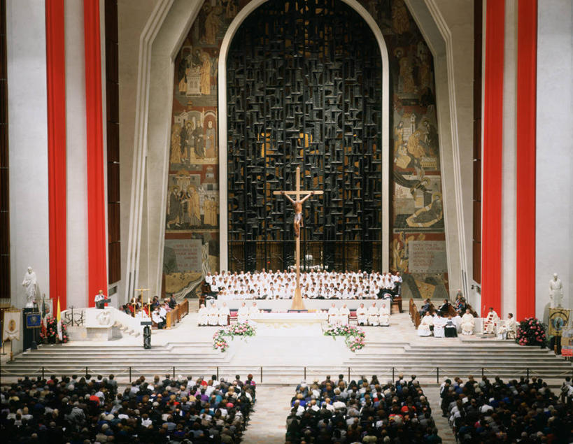 西方人,教堂,坐,横图,室内,白天,欧洲,加拿大,欧洲人,一排,许多,节日,整齐,十字架,很多,许多人,注视,文化,座位,排列,一个,背面,观察,看,聆听,祈祷,一群人,健康,许愿,宗教,信仰,单个,观看,纪念,祈求,察看,北美,北美洲,基督教,队列,关注,天主教,美洲,信徒,信念,北亚美利加洲,亚美利加洲,凝听,坐位,平安,白种人,坐着,半身,彩图,大教堂,礼拜堂