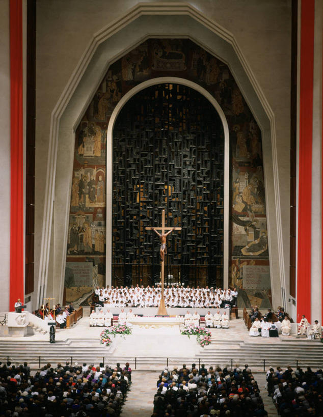 西方人,教堂,坐,竖图,室内,白天,欧洲,加拿大,欧洲人,一排,许多,节日,整齐,十字架,很多,许多人,注视,文化,座位,排列,一个,背面,观察,看,聆听,祈祷,一群人,健康,许愿,宗教,信仰,单个,观看,纪念,祈求,察看,北美,北美洲,基督教,队列,关注,天主教,美洲,信徒,信念,北亚美利加洲,亚美利加洲,凝听,坐位,平安,白种人,坐着,半身,彩图,大教堂,礼拜堂