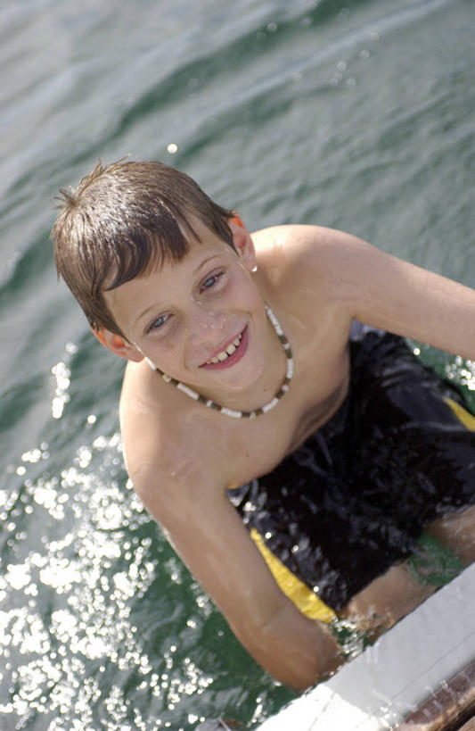 游泳,西方人,儿童,一个人,笑,微笑,露齿笑,竖图,俯视,室外,白天,旅游,度假,纯洁,河流,美景,水,欧洲,欧洲人,仅一个男性,仅一个人,阴影,反射,影子,河水,景观,水流,水中,注视,娱乐,小孩,自然,观察,看,仅一个小孩,享受,休闲,景色,放松,可爱,童年,童趣,观看,察看,关注,自然风光,童真,烂漫,无邪,天真,男孩,男人,男性,白种人,孩子,半身,彩图,高角度拍摄,男生