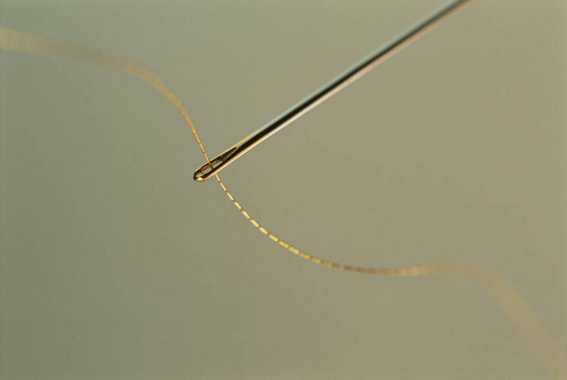 无人,横图,俯视,室外,特写,白天,金属制品,一根,连接,阴影,光线,金属,线,影子,洞,针,阳光,贯穿,连结,衔接,串连,彩图,高角度拍摄