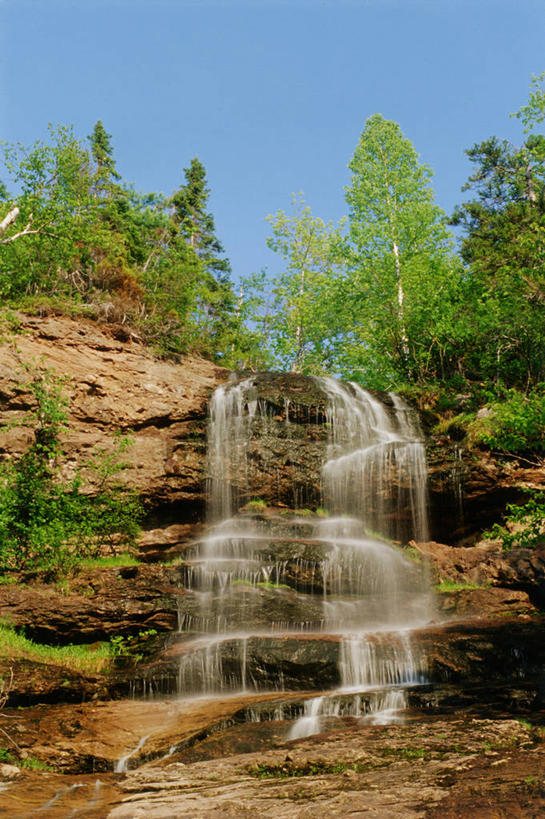 无人,竖图,室外,白天,仰视,旅游,度假,石头,美景,瀑布,森林,山,树林,水,植物,加拿大,飞溅,溅,石子,液体,景观,山峰,水滴,山峦,娱乐,水珠,树,树木,蓝色,绿色,蓝天,天空,自然,天,享受,休闲,景色,放松,生长,晴朗,成长,北美,北美洲,喷洒,自然风光,美洲,新斯科舍,万里无云,北亚美利加洲,亚美利加洲,布雷顿角岛,新斯科舍省,跌水,石块,晴空,晴空万里,彩图,低角度拍摄