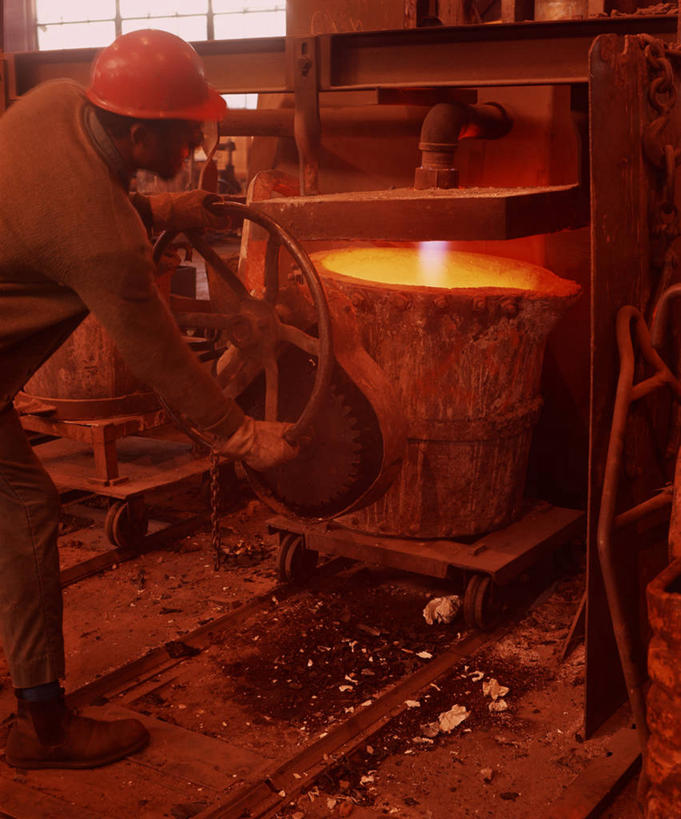 西方人,一个人,工厂,站,竖图,室内,白天,侧面,机器,窗户,帽子,欧洲,欧洲人,仅一个男性,仅一个人,仅一个中年男性,阴影,光线,头盔,影子,注视,玻璃窗,阳光,安全帽,观察,看,站着,机械,观看,炎热,察看,操作,关注,铁水,酷热,燥热,男人,男性,中年男性,白种人,站立,半身,彩图,工地,制造厂