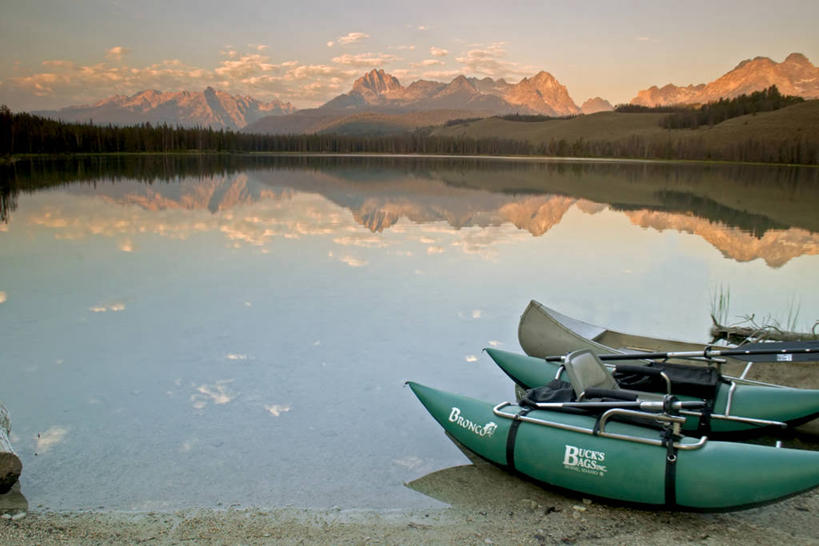 皮划艇,无人,横图,俯视,室外,白天,旅游,度假,湖,湖泊,美景,森林,山,山脉,树林,水,植物,美国,阴影,光线,影子,湖面,景观,山峰,水流,水面,云,云朵,山峦,云彩,娱乐,设备,树,树木,三个,蓝色,绿色,白云,倒影,蓝天,天空,阳光,自然,湖水,群山,天,享受,休闲,景色,放松,生长,成长,连绵,倒映,北美,北美洲,绵延,自然风光,美洲,装备,爱达荷州,北亚美利加洲,亚美利加洲,爱达荷,爱达华州,宝石之州,宝石州,配备,联贯,反照,彩图,高角度拍摄