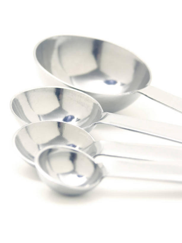 无人,竖图,俯视,室内,特写,白天,白色背景,一排,阴影,整齐,并列,并排,反光,光线,影子,勺子,灯光,排列,调羹,汤匙,四个,摄影,影棚,队列,平行,彩图,高角度拍摄,影棚拍摄,拍摄