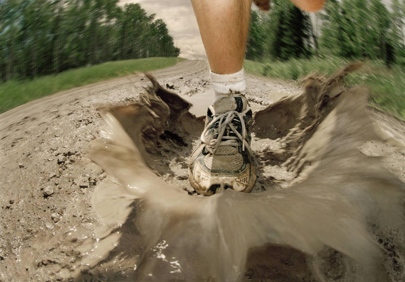 西方人,腿部,腿,一个人,跑,横图,俯视,室外,白天,锻炼,旅游,度假,运动,草地,草坪,美景,树林,水,植物,道路,路,欧洲,欧洲人,仅一个年轻女性,仅一个女性,仅一个人,阴影,飞溅,溅,光线,液体,影子,景观,水滴,小路,交通,娱乐,水珠,草,树,树木,绿色,阳光,自然,享受,休闲,景色,放松,生长,成长,喷洒,自然风光,泥浆,体育,年轻女性,女人,女性,白种人,跑步,半身,彩图,高角度拍摄,健身