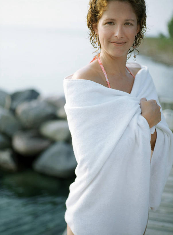 西方人,一个人,站,笑,微笑,露齿笑,竖图,室外,白天,正面,旅游,度假,草地,草坪,海浪,海洋,石头,美景,沙滩,植物,欧洲,加拿大,欧洲人,仅一个年轻女性,仅一个女性,仅一个人,一条,阴影,光线,沙子,石子,影子,浴巾,海岸,景观,浪花,云,云朵,沙地,云彩,娱乐,草,蓝色,绿色,白色,白云,蓝天,天空,阳光,自然,海水,天,站着,享受,休闲,景色,放松,北美,北美洲,自然风光,美洲,海景,北亚美利加洲,亚美利加洲,披,年轻女性,女人,女性,白种人,大海,风浪,海,海水的波动,海滩,近岸浪,石块,岩石,涌浪,站立,半身,彩图