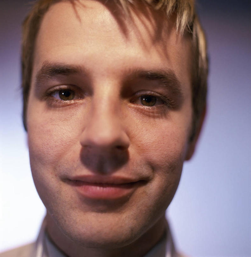 西方人,脸,头,脸颊,一个人,笑,微笑,露齿笑,竖图,室内,白天,白色背景,正面,欧洲,欧洲人,仅一个男性,仅一个人,阴影,光线,影子,灯光,注视,漂亮,仅一个年轻男性,观察,看,摄影,影棚,观看,察看,关注,男人,男性,年轻男性,白种人,头部,脸部,脸蛋,面部,半身,彩图,影棚拍摄,拍摄,俊秀,英俊