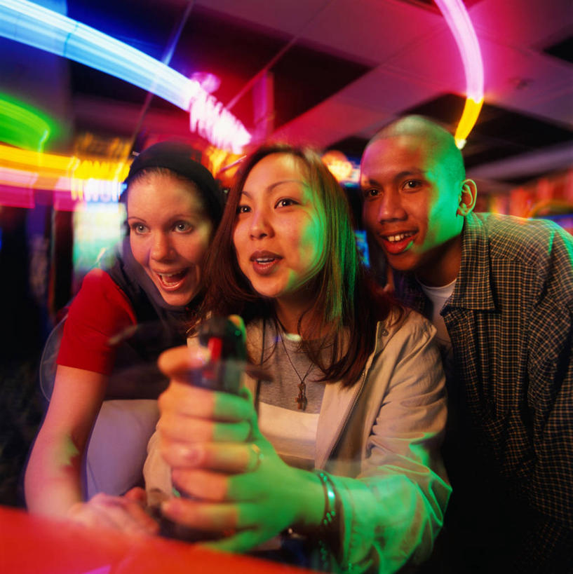 西方人,三个人,站,坐,竖图,彩色,室内,白天,正面,游戏,欧洲,欧洲人,阴影,丰富,光线,影子,灯光,拿,玩,拿着,注视,娱乐,一个,观察,看,站着,休闲,游戏机,观看,活动,五颜六色,色彩斑斓,察看,发泄,关注,消遣,智力,五彩缤纷,游戏厅,宣泄,五彩斑斓,五光十色,男人,男性,年轻男性,年轻女性,女人,女性,白种人,玩耍,嬉戏,站立,坐着,半身,彩图