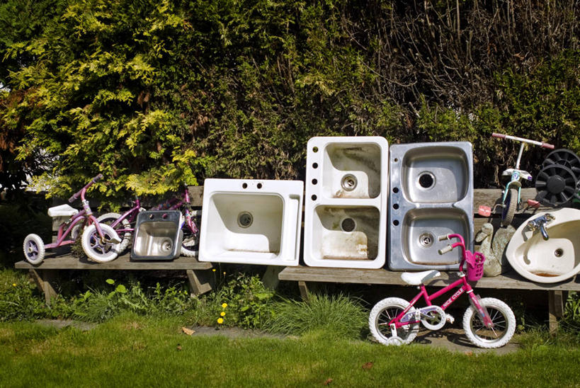 无人,横图,室外,白天,正面,草地,草坪,自行车,叶子,加拿大,一堆,许多,阴影,堆叠,堆积,光线,影子,长椅,绿叶,杂物,车,脚踏车,草,阳光,自然,容器,交通工具,嫩叶,储藏,堆,北美,北美洲,储存,自然风光,载具,美洲,北亚美利加洲,亚美利加洲,叶,叶片,彩图,贮存