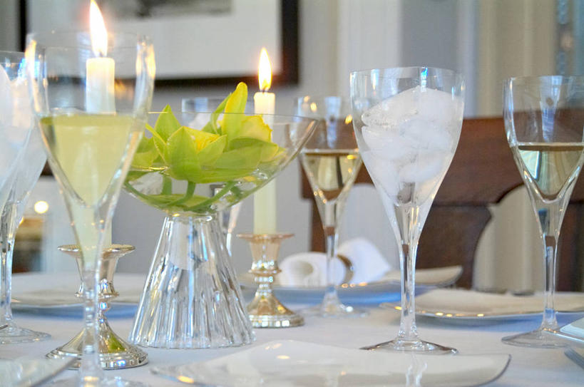 无人,横图,室内,白天,正面,晚餐,窗帘,桌面,蜡烛,许多,阴影,装饰,反光,光线,火焰,影子,烛光,燃烧,酒,白色,阳光,酒杯,点燃,华丽,修饰,点缀,衬托,美观,雅致,雅观,彩图