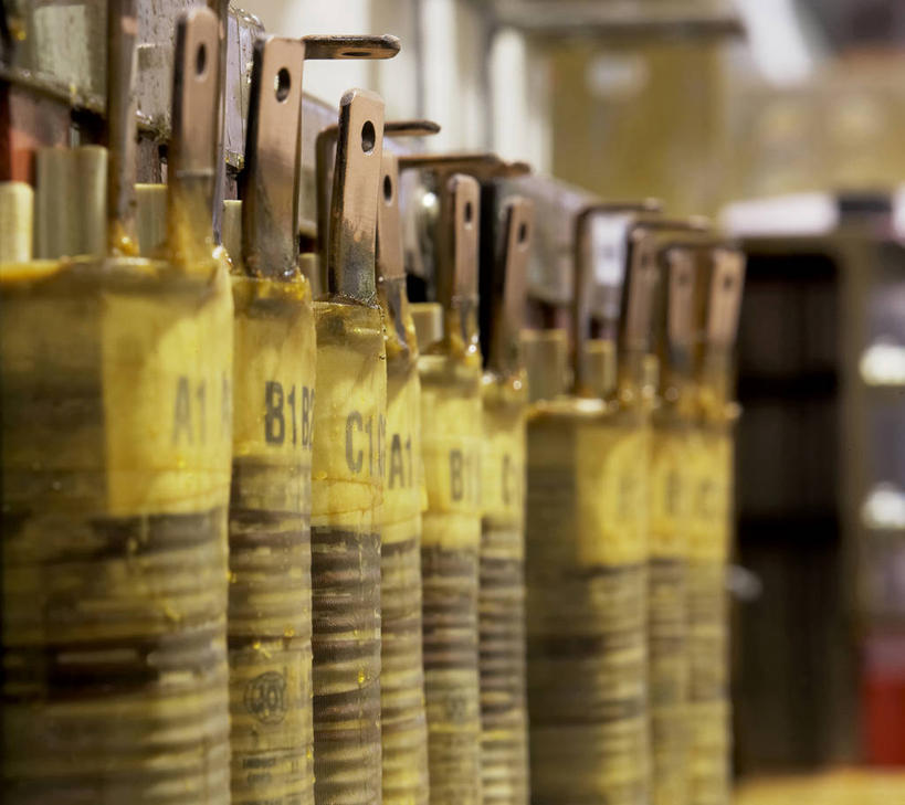 无人,横图,室内,白天,正面,一排,许多,阴影,朦胧,模糊,整齐,并列,并排,电力,光线,电线,线,影子,灯光,电能,线路,排列,阳光,电,电源,电源线,队列,能量,平行,变压器,彩图