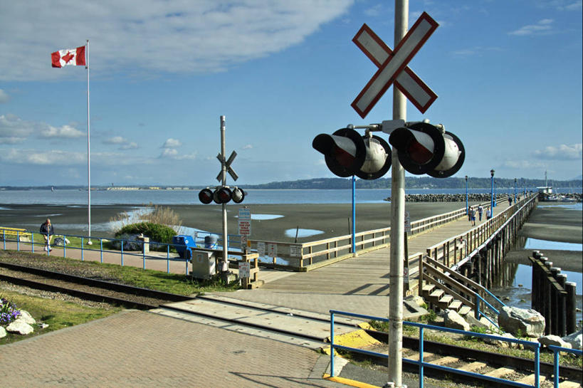 无人,码头,横图,室外,白天,正面,旅游,度假,安全,海浪,海洋,美景,港口,路,铁路,旗帜,国旗,加拿大,阴影,飘扬,光线,影子,景观,浪花,云,云朵,红绿灯,轨道,信号灯,交通,铁轨,云彩,娱乐,蓝色,白云,蓝天,天空,阳光,自然,海水,天,享受,休闲,景色,放松,警示,运输,晴朗,飘逸,北美,北美洲,提示,自然风光,飞扬,美洲,流通,海景,交通信号灯,行人信号灯,北亚美利加洲,亚美利加洲,卑诗省,不列颠哥伦比亚,不列颠哥伦比亚省,旗,大海,风浪,海,海水的波动,近岸浪,涌浪,晴空,彩图,摆渡口,埠头,渡口,渡头,港湾,海港,货运码头,口岸,商港