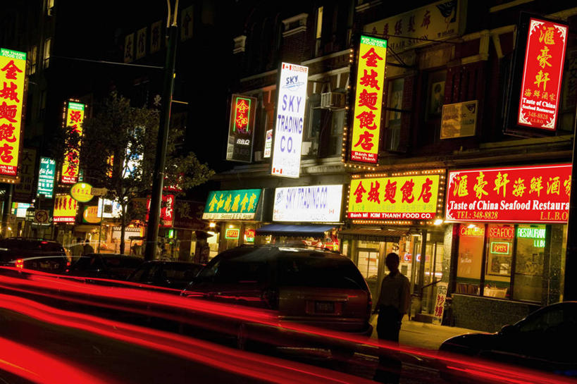 无人,商店,横图,彩色,室外,夜晚,正面,购物,旅游,度假,消费,标志建筑,超市,道路,地标,建筑,路,霓虹灯,公路,汽车,照明,加拿大,英文,标志,文字,字符,字母,灯光,七彩,交通,娱乐,光源,标识,建设,霓虹,车,灯,灯具,交通工具,轿车,享受,休闲,汉字,旅游胜地,放松,警示,金融,百货,便利店,英文字母,车灯,尾灯,照亮,提醒,北美,北美洲,照明设备,提示,中文,载具,美洲,选购,贸易,氖灯,北亚美利加洲,亚美利加洲,血拼,国文,华文,零售店,马路,彩图,店铺,杂货店,杂货铺