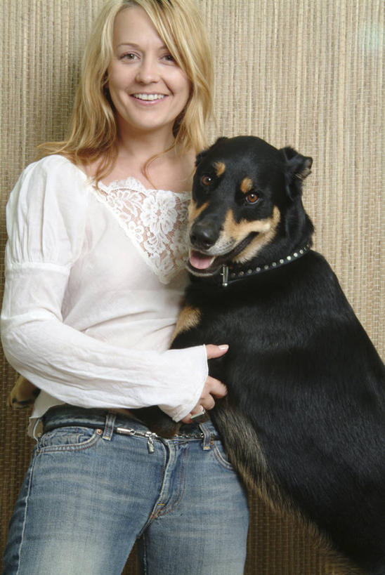 西方人,一个人,站,跳,笑,微笑,露齿笑,竖图,室内,白天,正面,宠物,狗,欧洲,欧洲人,仅一个年轻女性,仅一个女性,仅一个人,扭头,注视,一只,动物,观察,看,站着,转头,抓,可爱,友好,观看,和睦,察看,友爱,关注,忠诚,交情,年轻女性,女人,女性,白种人,犬,跳跃,站立,半身,彩图