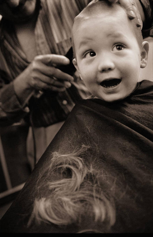 西方人,头发,秃头,一个人,理发师,站,坐,竖图,室内,白天,正面,欧洲,欧洲人,仅一个男性,仅一个人,朦胧,模糊,扭头,注视,仅一个年轻男性,剃头,观察,看,站着,张嘴,转头,观看,剪发,察看,关注,张大嘴巴,男人,男性,年轻男性,白种人,光头,无发,张开嘴,发型师,理发员,美发师,站立,坐着,半身,彩图,理发