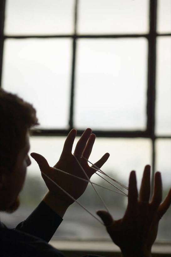 西方人,手,胡须,一个人,竖图,室内,白天,游戏,成功,合作,团队,集体,信心,窗户,玩具,欧洲,欧洲人,仅一个男性,仅一个人,阴影,朦胧,模糊,光线,影子,灯光,背光,玩,娱乐,队伍,玻璃窗,仅一个年轻男性,背面,绳子,休闲,手部,翻花绳,活动,绳索,成就,发泄,消遣,智力,挑帮帮,合伙,逆光,翻绳,宣泄,解绷绷,解勾勾,解钩钩,挑花花线,线翻花,解股,翻花鼓,挑绷绷,男人,男性,年轻男性,白种人,胡子,小胡子,玩耍,嬉戏,半身,彩图