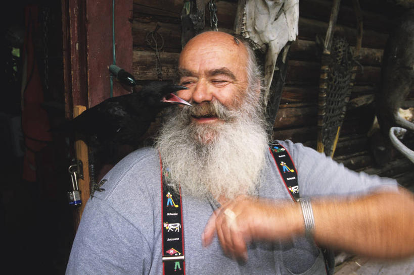 西方人,胡须,一个人,家,木屋,站,坐,笑,微笑,露齿笑,横图,室外,白天,正面,爱情,安全,鸟,野生动物,欧洲,欧洲人,仅一个男性,仅一个人,阴影,服装,朦胧,模糊,时间,光线,鸟类,时钟,手表,影子,防护,浪漫,计时,休闲装,住宅,锁,装饰品,一只,衣服,黑色,阳光,动物,戒指,饰品,首饰,钟表,站着,仅一个老年男性,休闲,休闲服,表,恩爱,可爱,服饰,活泼,保护,腕表,信物,挂锁,权利,保险,私密,八哥,保全,周全,安稳,安定,防盗,手饰,鸲鹆,平安,老年男性,男人,男性,白种人,胡子,络腮胡,钟,站立,坐着,半身,彩图,茅舍,茅屋,棚屋,小木屋,小屋