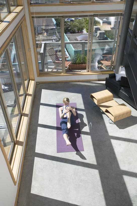 西方人,一个人,家,客厅,露台,躺,竖图,俯视,室内,白天,运动服,锻炼,瑜伽,运动,窗户,落地窗,沙发,阳台,欧洲,欧洲人,仅一个年轻女性,仅一个女性,仅一个人,阴影,服装,光线,毯子,影子,房屋,屋子,公寓,洋房,楼房,玻璃窗,住宅,衣服,红色,蓝色,黑色,阳光,瑜伽垫,垫子,养生,服饰,起居室,衣着,穿着,瑜伽毯,衣饰,客堂,卧着,体育,年轻女性,女人,女性,白种人,躺着,卧,彩图,高角度拍摄,全身,健身,房子,露天阳台,运动装,皮沙发