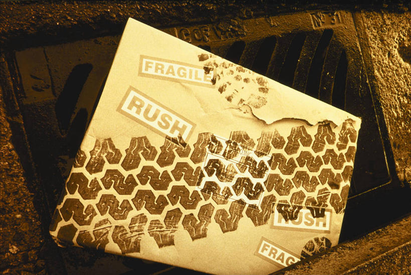 无人,横图,俯视,室外,特写,白天,阴影,光线,英文,标志,材料,档案,文件,文字,影子,纸,字符,字母,标识,阳光,手稿,资料,肮脏,排水沟,英文字母,证明,文档,邋遢,龌龊,污秽,阴沟,彩图,高角度拍摄