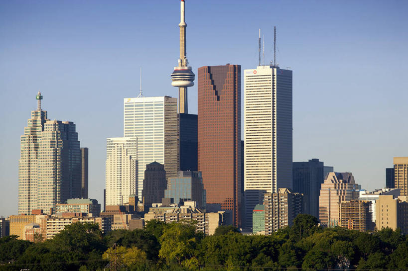 无人,高楼大厦,横图,室外,白天,仰视,度假,美景,植物,城市风光,标志建筑,城市,大厦,地标,建筑,摩天大楼,加拿大,阴影,光线,影子,景观,娱乐,建设,树,树木,蓝色,绿色,蓝天,天空,阳光,自然,天,享受,休闲,景色,放松,生长,晴朗,成长,北美,北美洲,美洲,电视塔,多伦多,万里无云,省会,北亚美利加洲,亚美利加洲,加拿大多伦多电视塔,加拿大国家电视塔,CN电视塔,安大略省,安省,北方好莱坞,多伦多市,西恩塔,晴空,晴空万里,彩图,低角度拍摄,大楼,高层建筑,高楼,摩天楼